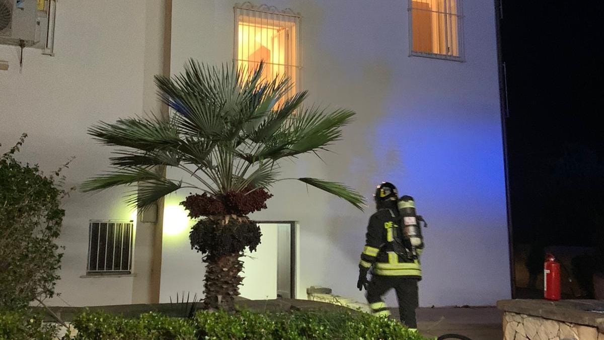 Fiamme nei locali sotto la chiesa, i fedeli danno l’allarme