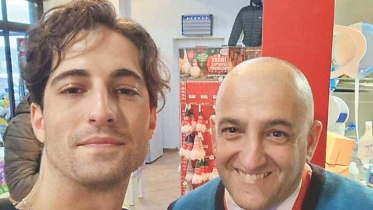 
	Damiano con il direttore dell'Autogrill Nuova Sidap srl-Capalbio oil,&nbsp;Raul Cotichelli

