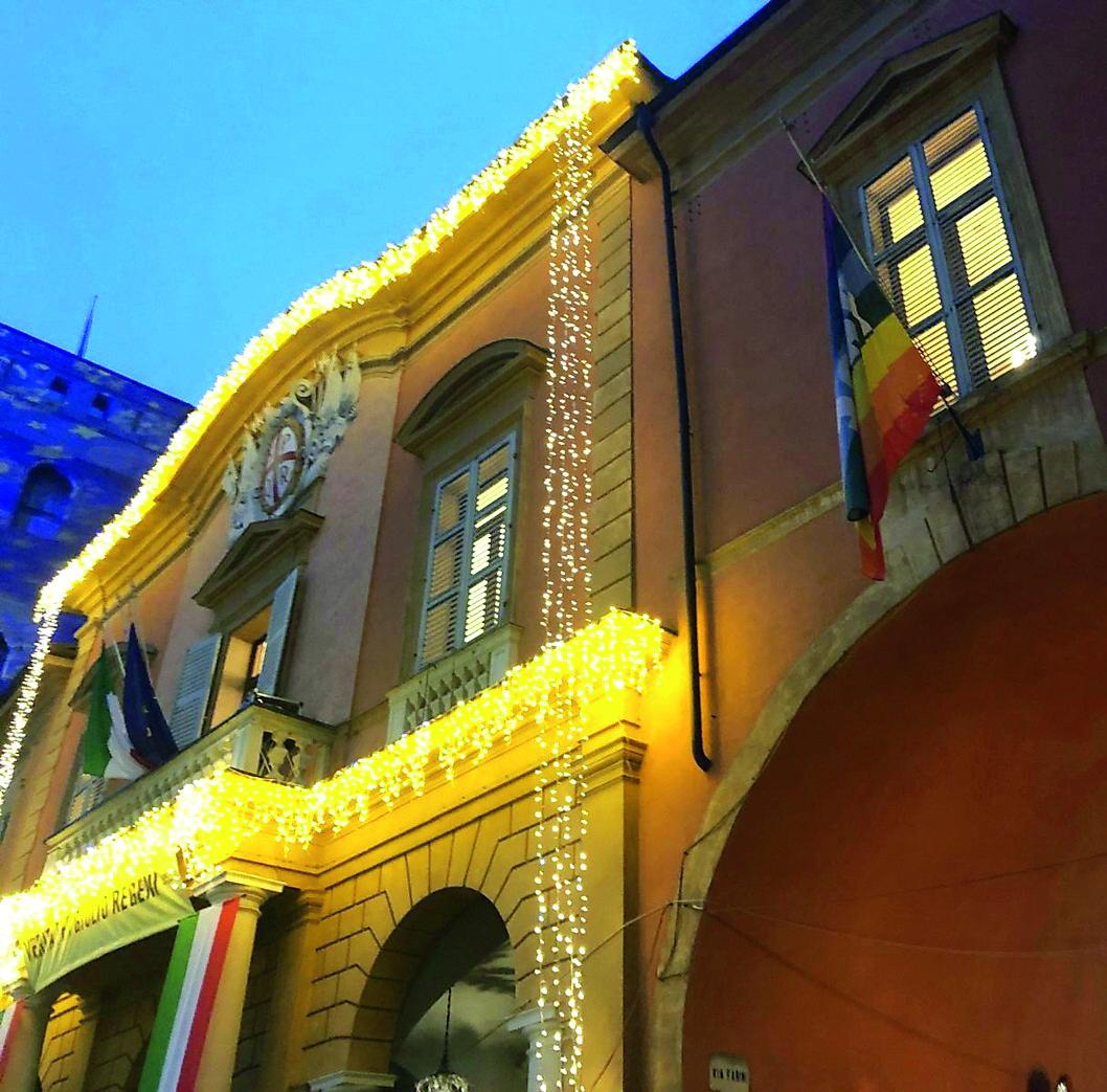 Il centrodestra va all’attacco: «Bandiera della Pace via dal municipio»