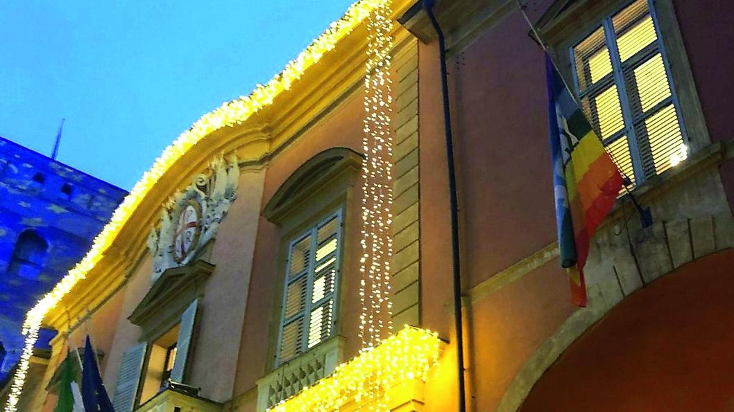 Il centrodestra va all’attacco: «Bandiera della Pace via dal municipio»