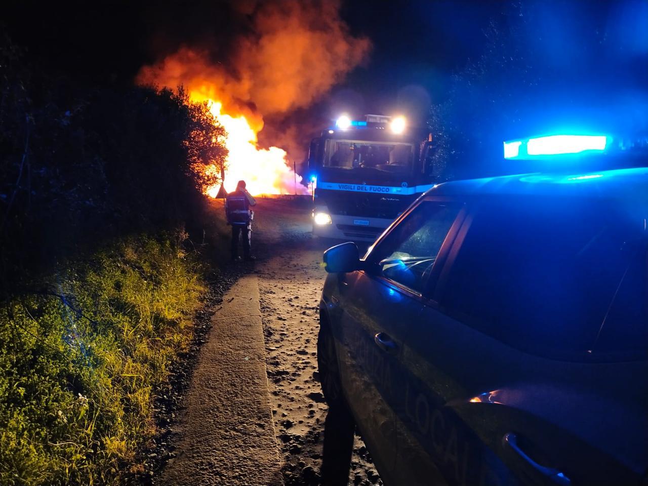 Incendio all’esterno del campo sportivo