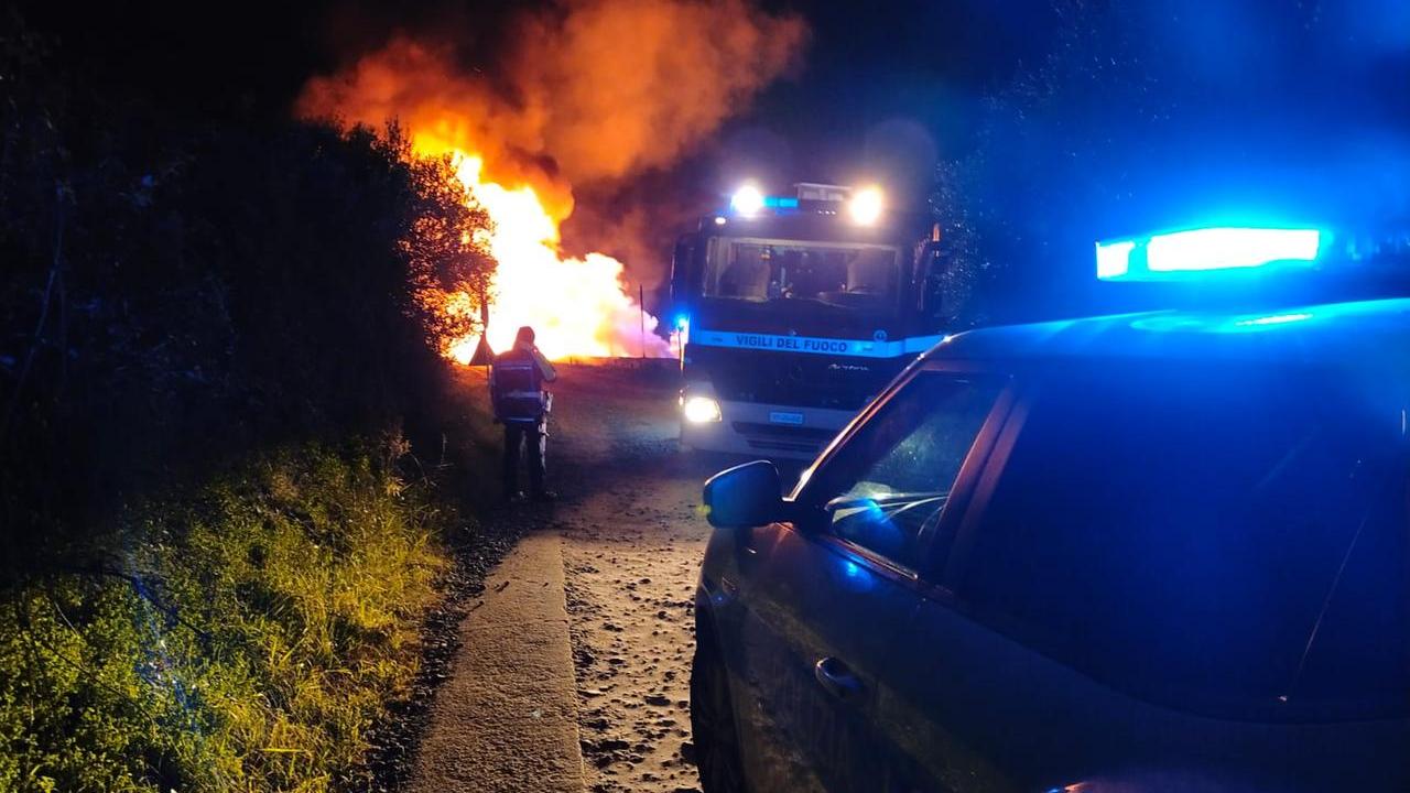 Incendio all’esterno del campo sportivo