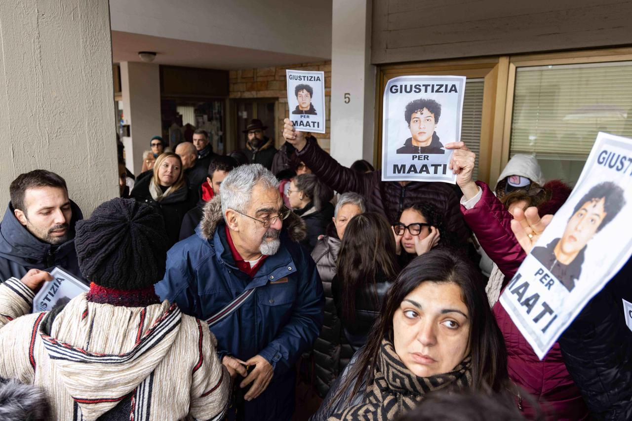 «Hanno lasciato morire mio figlio»: in corteo per Maati, ucciso a 17 anni