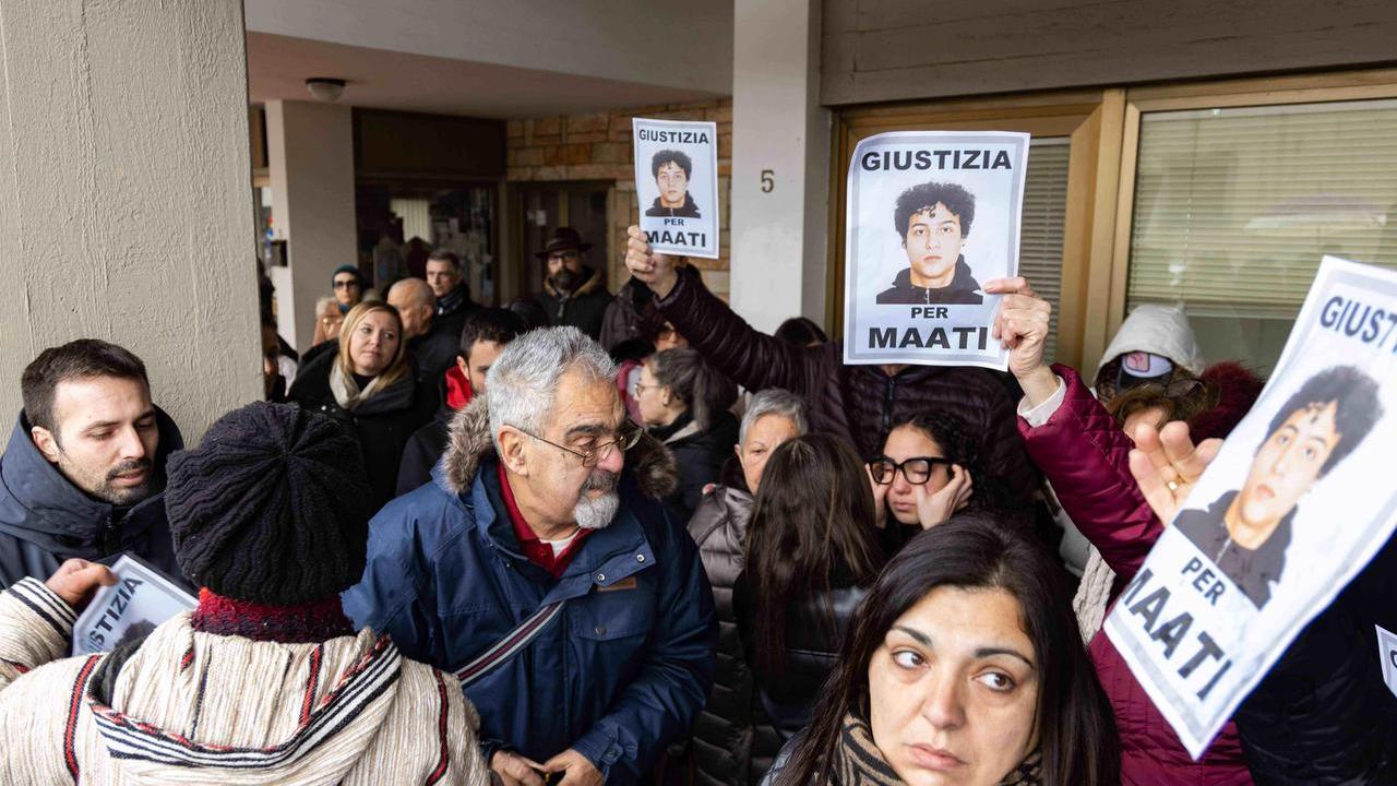 «Hanno lasciato morire mio figlio»: in corteo per Maati, ucciso a 17 anni