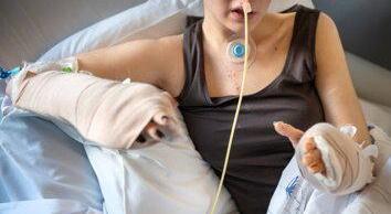 
	La giovane in ospedale (foto Verdens Gang)

