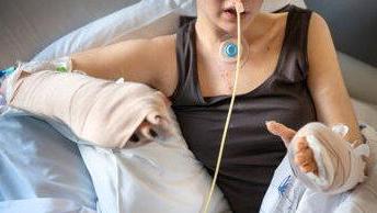 La giovane in ospedale (foto Verdens Gang)