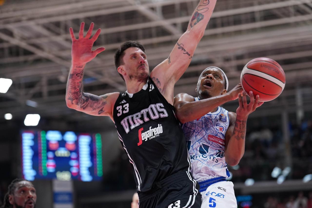 La Unahotels paga la serata nera al tiro, la Virtus ringrazia e passa al pala Bigi