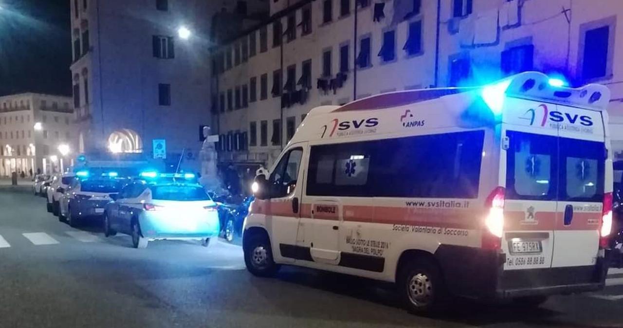 
	Due volanti della polizia e un'ambulanza della Svs (foto d'archivio)

