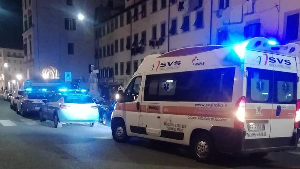Due volanti della polizia e un'ambulanza della Svs (foto d'archivio)