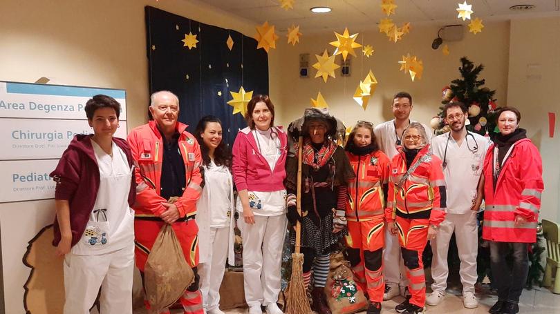 La Befana vola in pediatria e porta i dolci ai bambini malati<br type="_moz" />