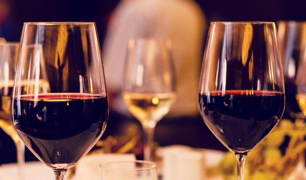 Nuovo codice della strada, crolla il vino nei ristoranti: «Così non ci siamo, chi beve due bicchieri non è un ubriaco al volante»