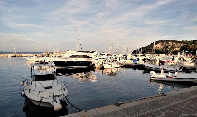 Porto di Cavo, fine di un’epoca: la gestione a Cavo Rent, resta escluso il Circolo nautico