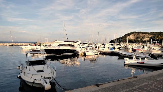 Porto di Cavo, fine di un’epoca: la gestione a Cavo Rent, resta escluso il Circolo nautico