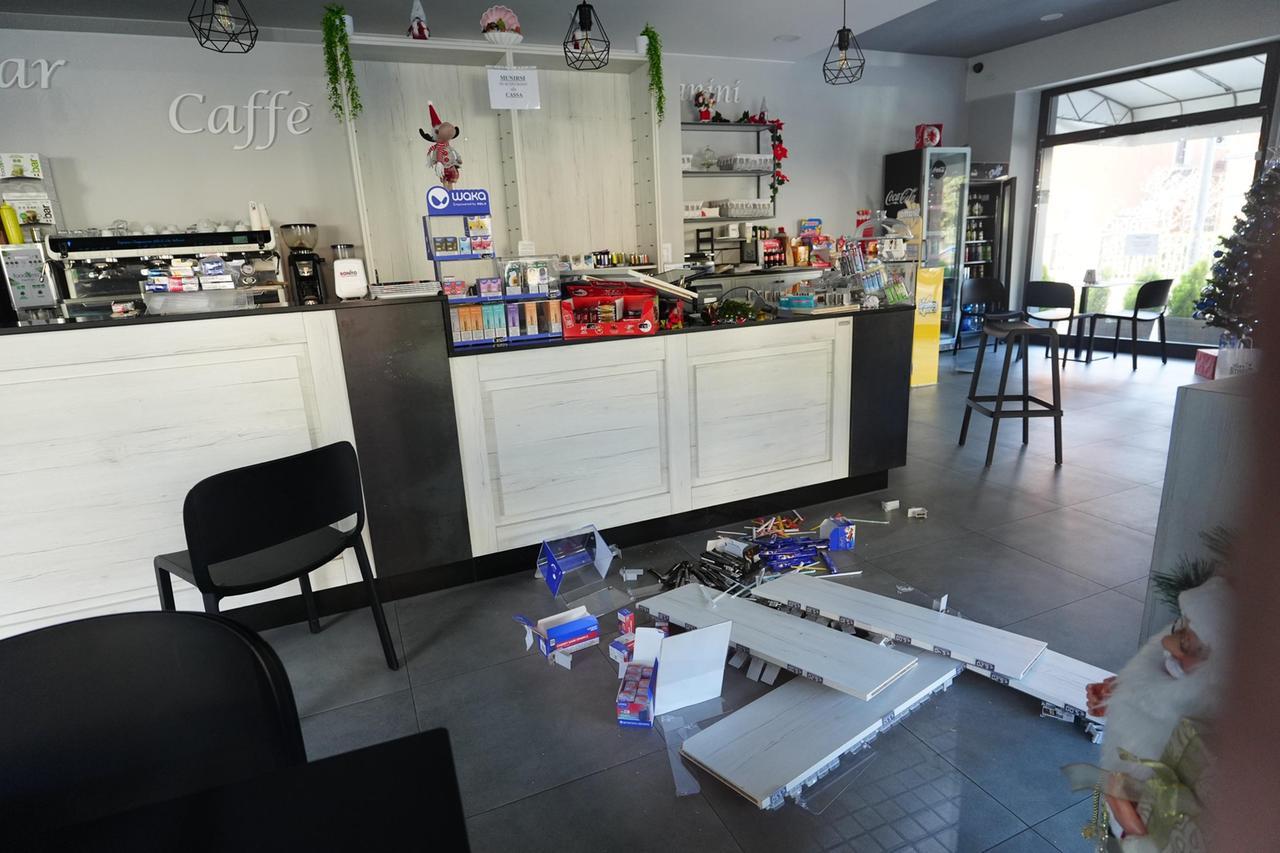 
	Gli interni danneggiati nel bar Stadio (foto Paolo Nucci)

