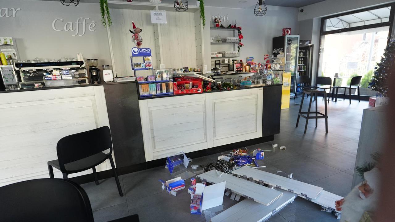 Gli interni danneggiati nel bar Stadio (foto Paolo Nucci)