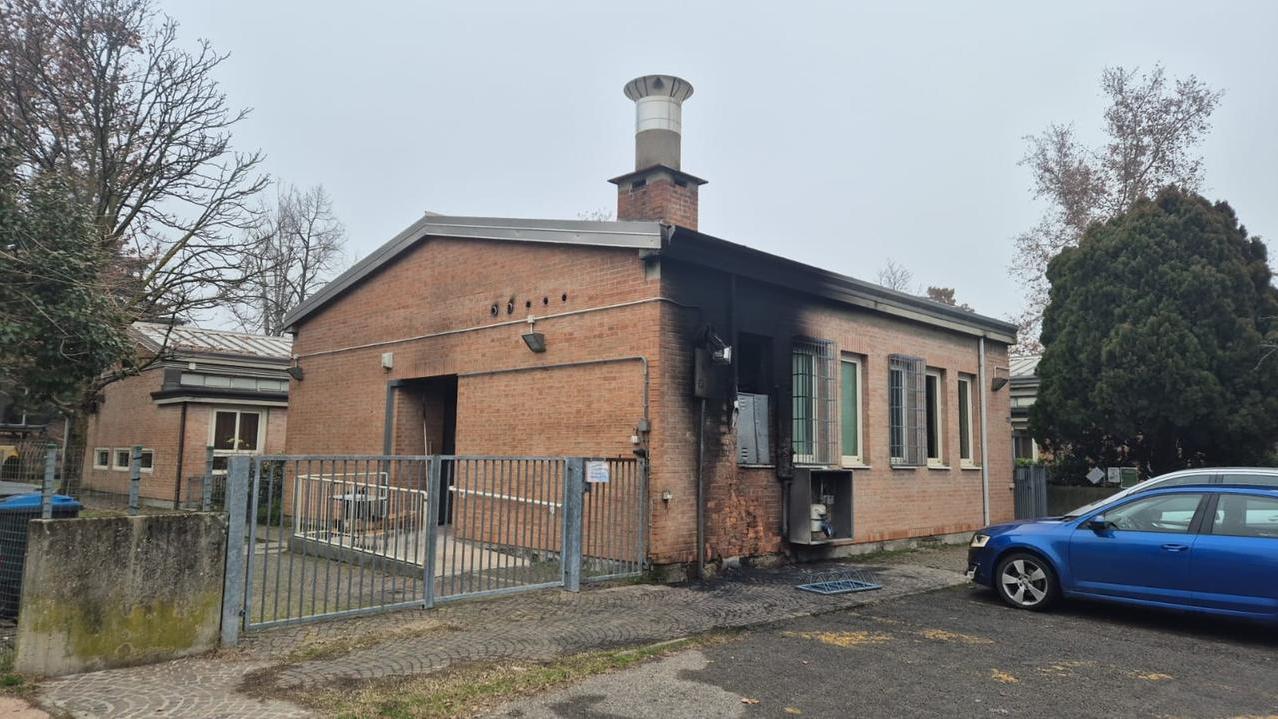 Vandali danno fuoco all’asilo di San Damaso: rischiata l’esplosione