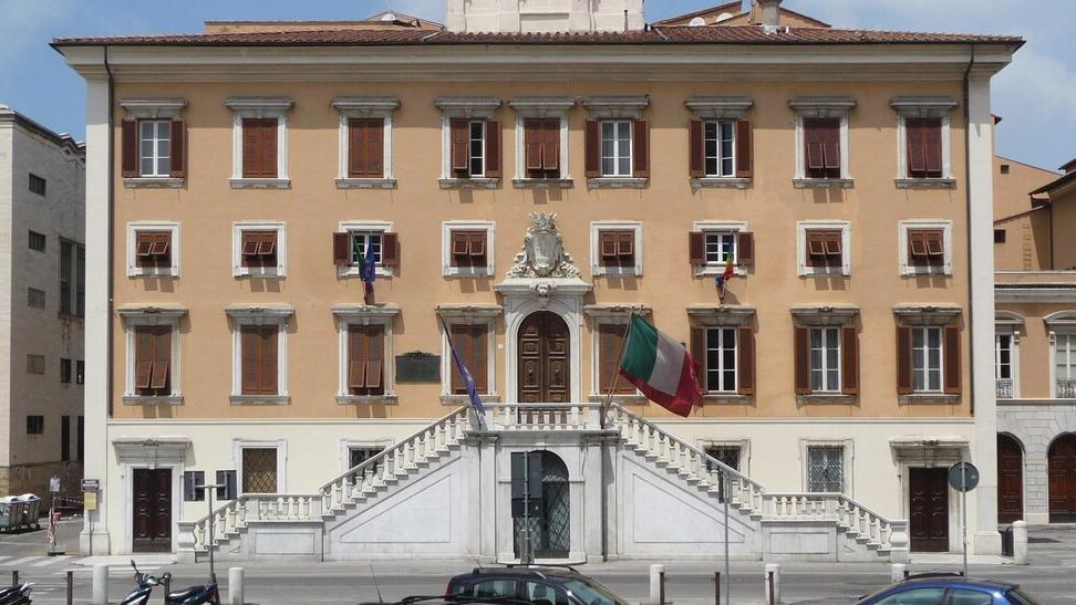 Livorno, il Comune accredita la cooperativa guidata dal consigliere del Pd