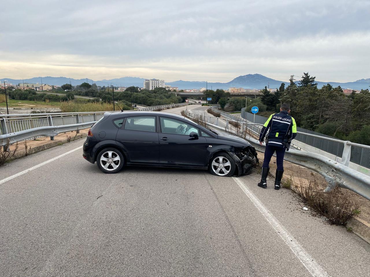 Olbia, auto si schianta sulla rampa: un ferito