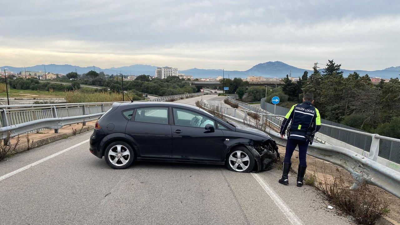 Olbia, auto si schianta sulla rampa: un ferito