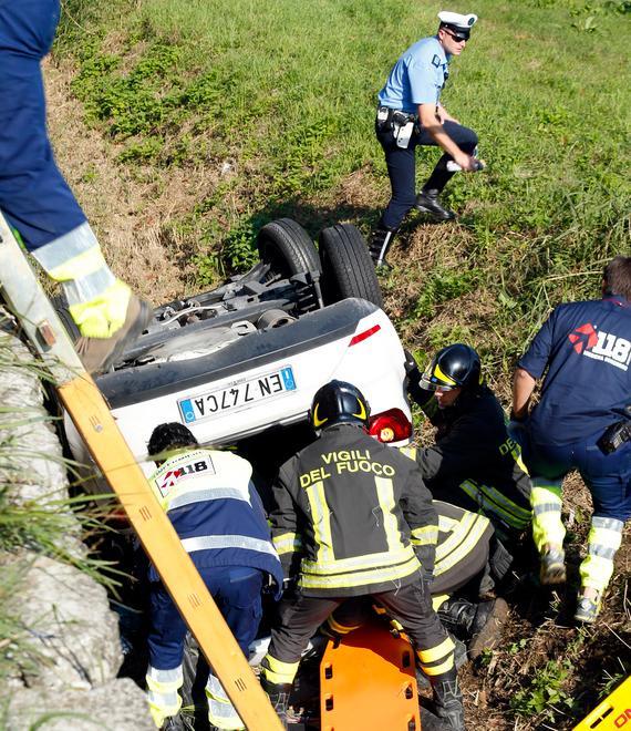 Schianto dopo il sorpasso: tre feriti e traffico in tilt 