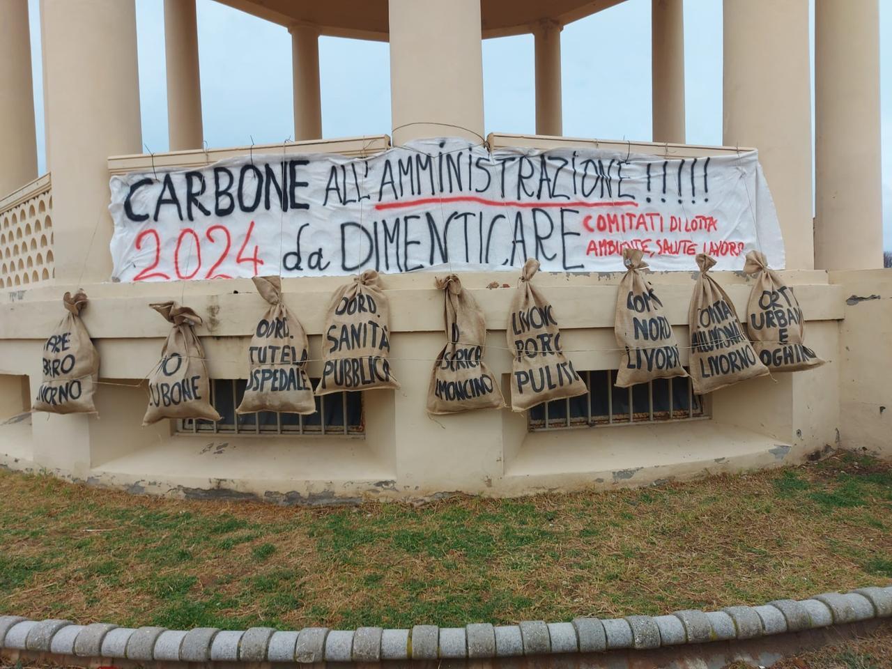 Livorno, sacchi di carbone all’amministrazione appesi al gazebo della Terrazza Mascagni