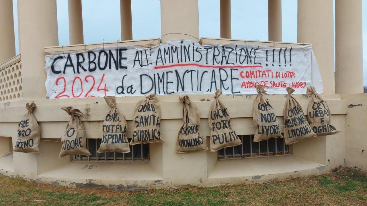 Livorno, sacchi di carbone all’amministrazione appesi al gazebo della Terrazza Mascagni