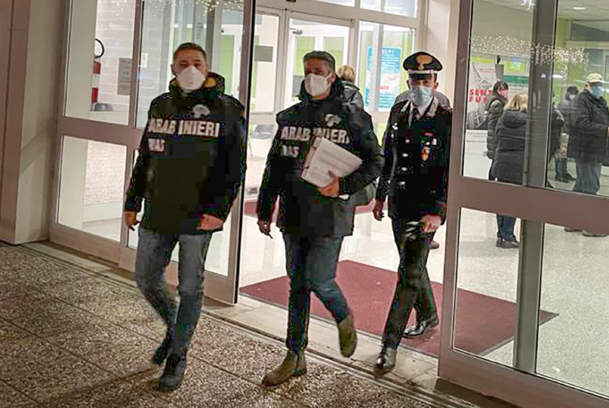 I carabinieri del Nas all'uscita di un ospedale (foto d'archivio)