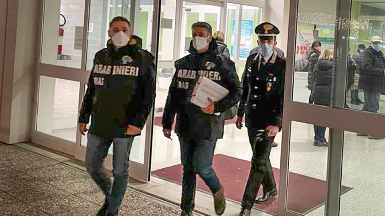 I carabinieri del Nas all'uscita di un ospedale (foto d'archivio)
