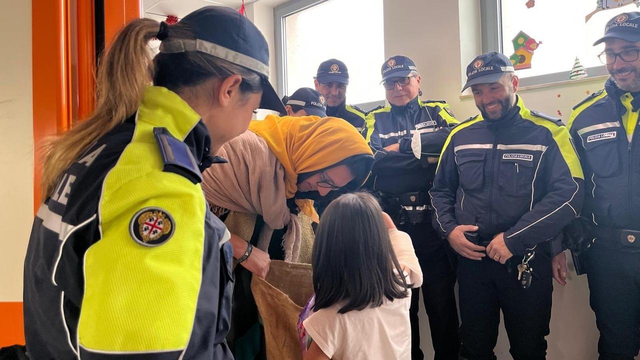 Magia della Befana a Cagliari: polizia locale e guardia costiera portano sorrisi e doni ai piccoli pazienti degli ospedali