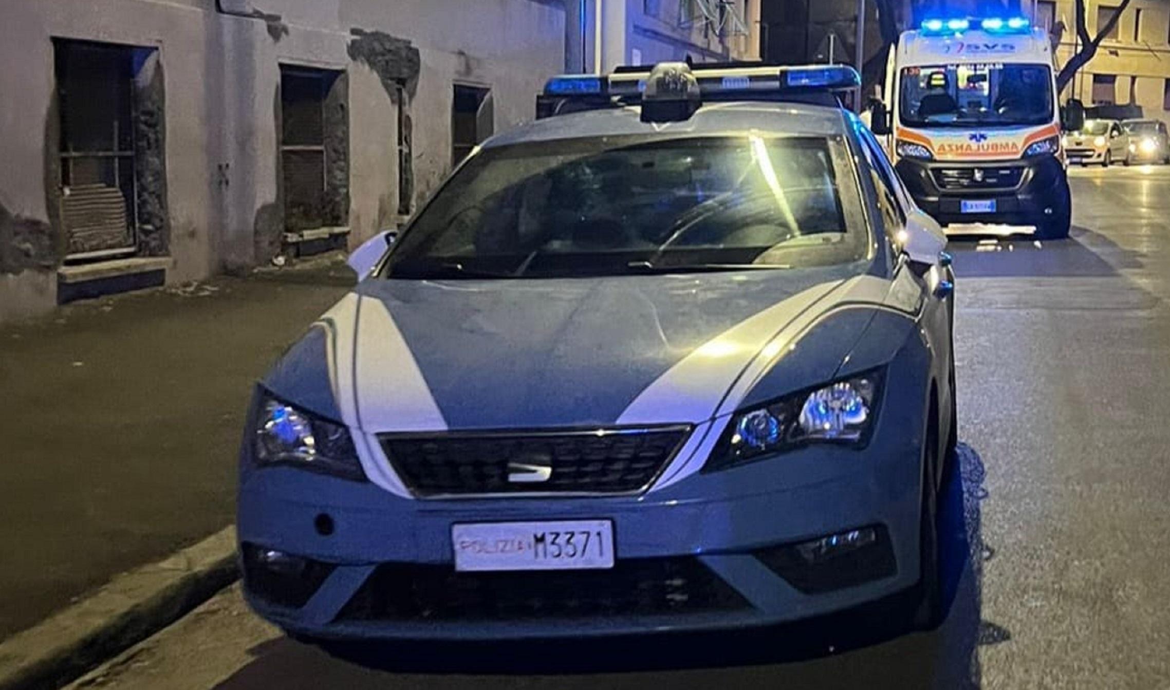 Una volante della polizia e un'ambulanza Svs (foto d'archivio)