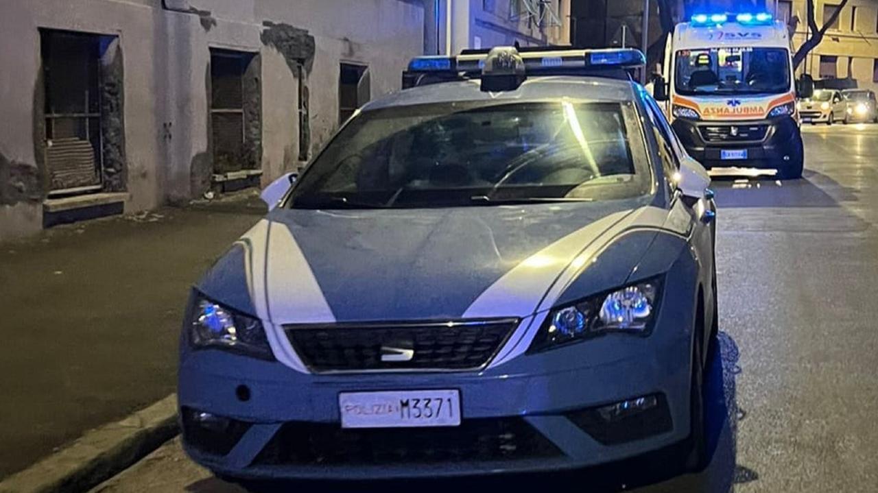 Una volante della polizia e un'ambulanza Svs (foto d'archivio)