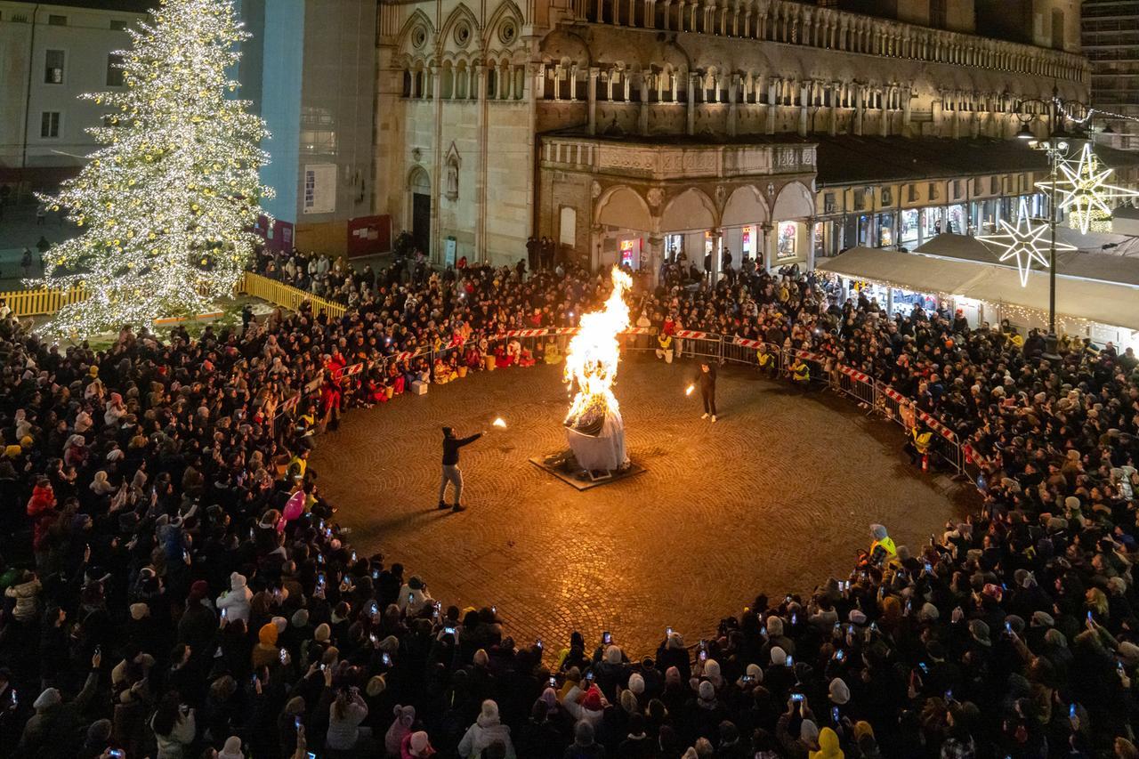 Epifania a Ferrara, Befana con il paracadute e rogo in centro