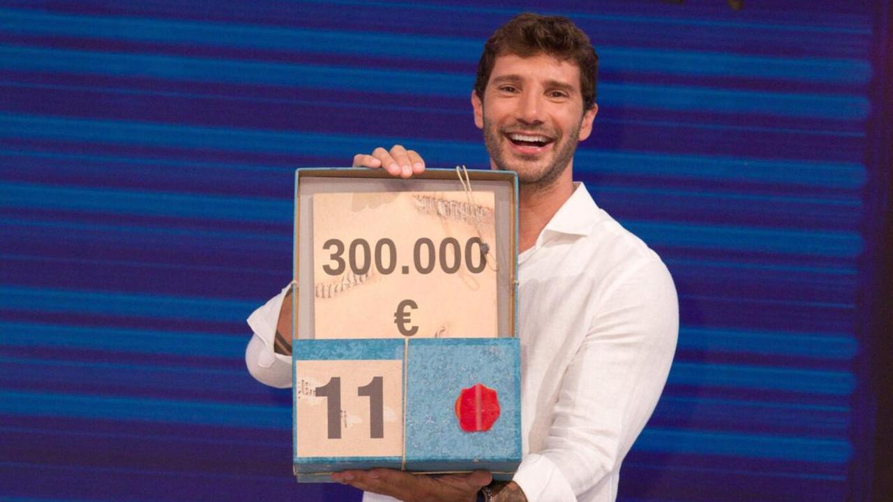 Stefano De Martino conduce la trasmissione Affari tuoi durante la quale verranno estratti i biglietti della Lotteria Italia