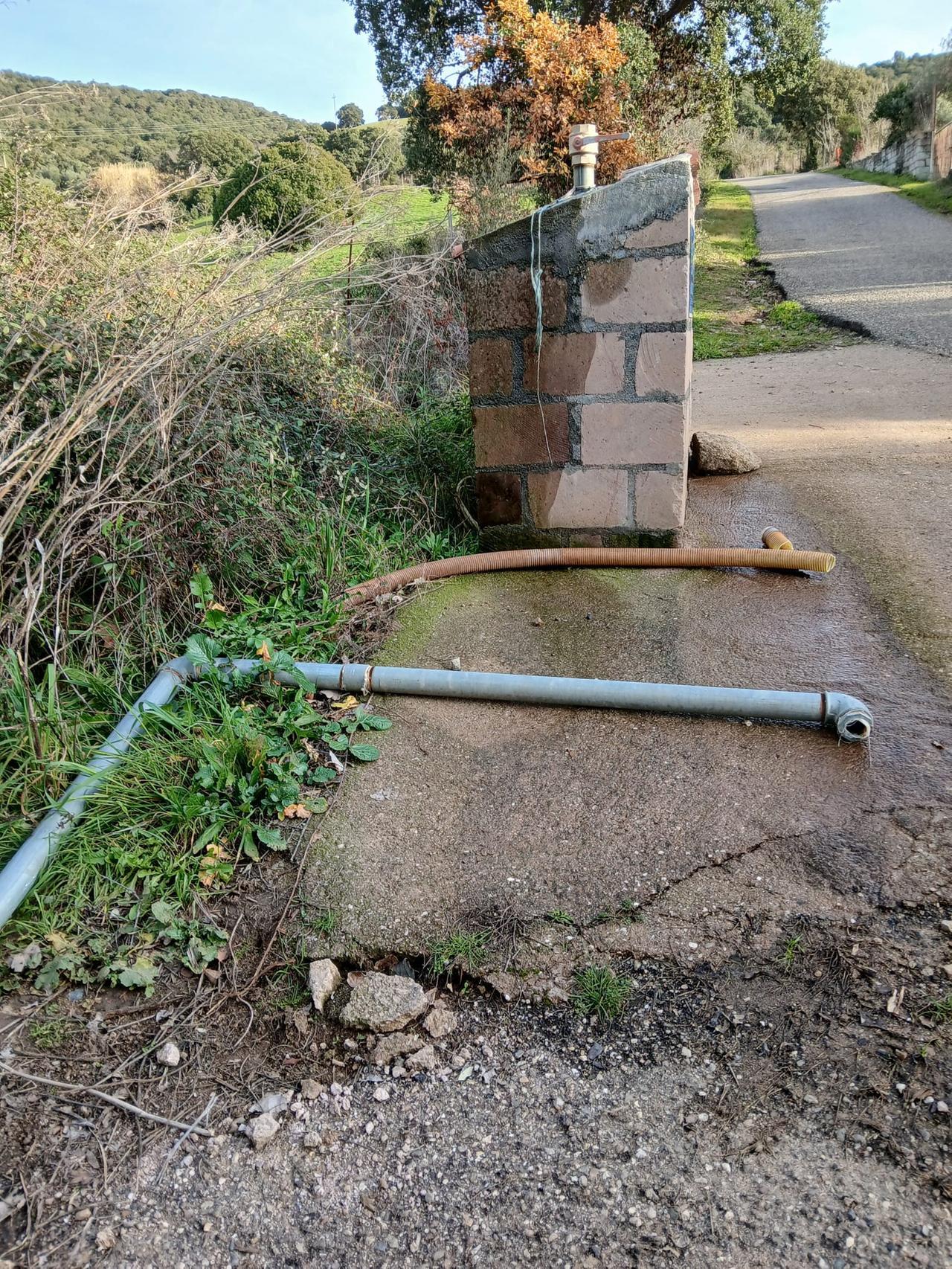Raid vandalico contro il punto di prelievo dell’acqua, è caccia al teppista