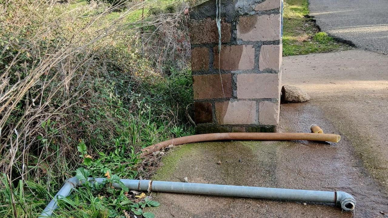 Raid vandalico contro il punto di prelievo dell’acqua, è caccia al teppista