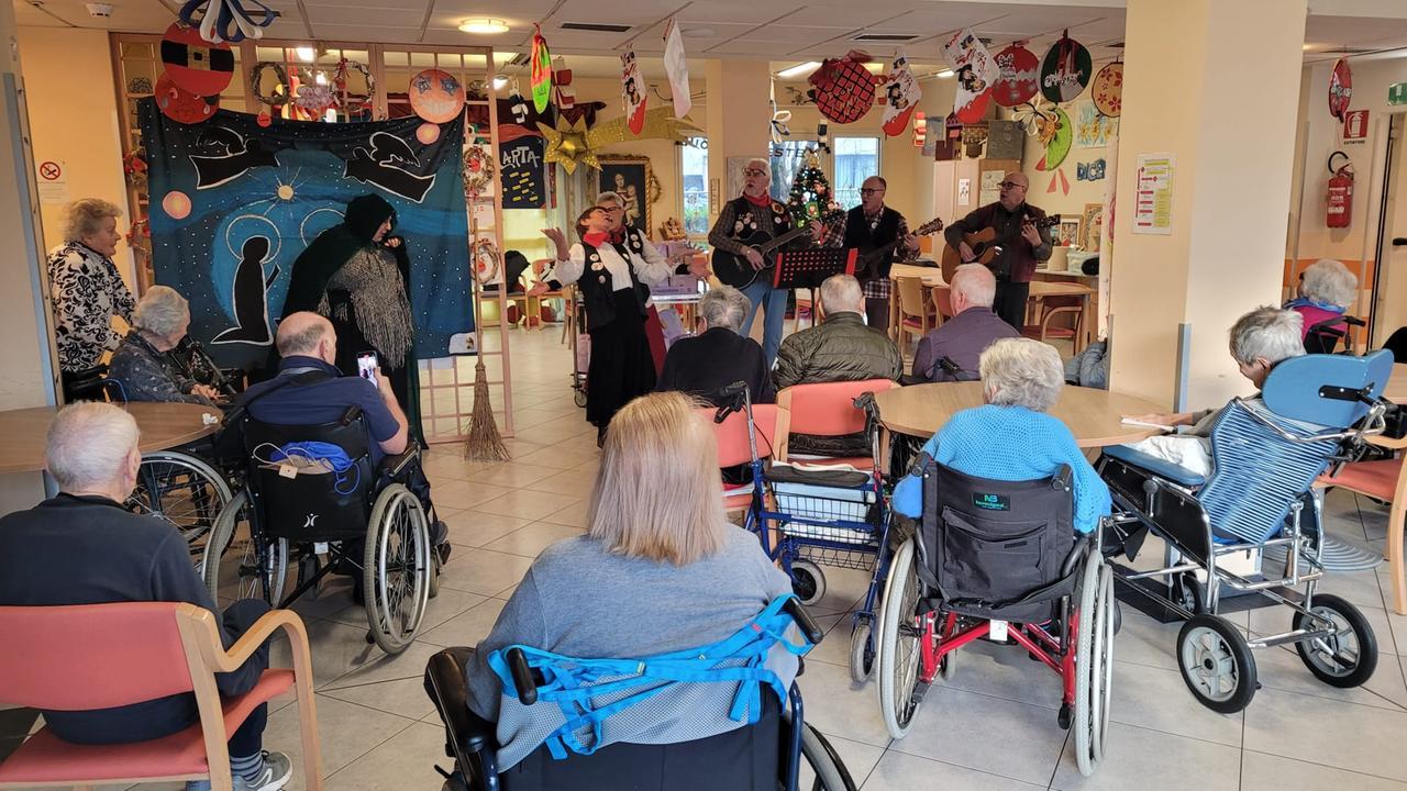 I maggiaioli di Prato portano la Befana in quattro case di riposo