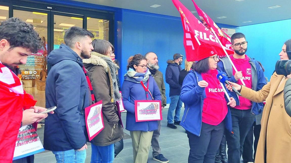 Sciopero Mondo Convenienza a Sassari: «Basta con i diritti negati»
