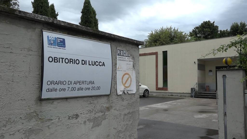 
	L'obitorio a Lucca

