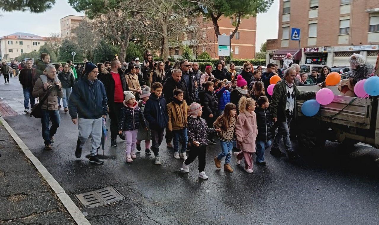 Livorno, la Befana di Salviano: una festa del rione con moltissimi bambini