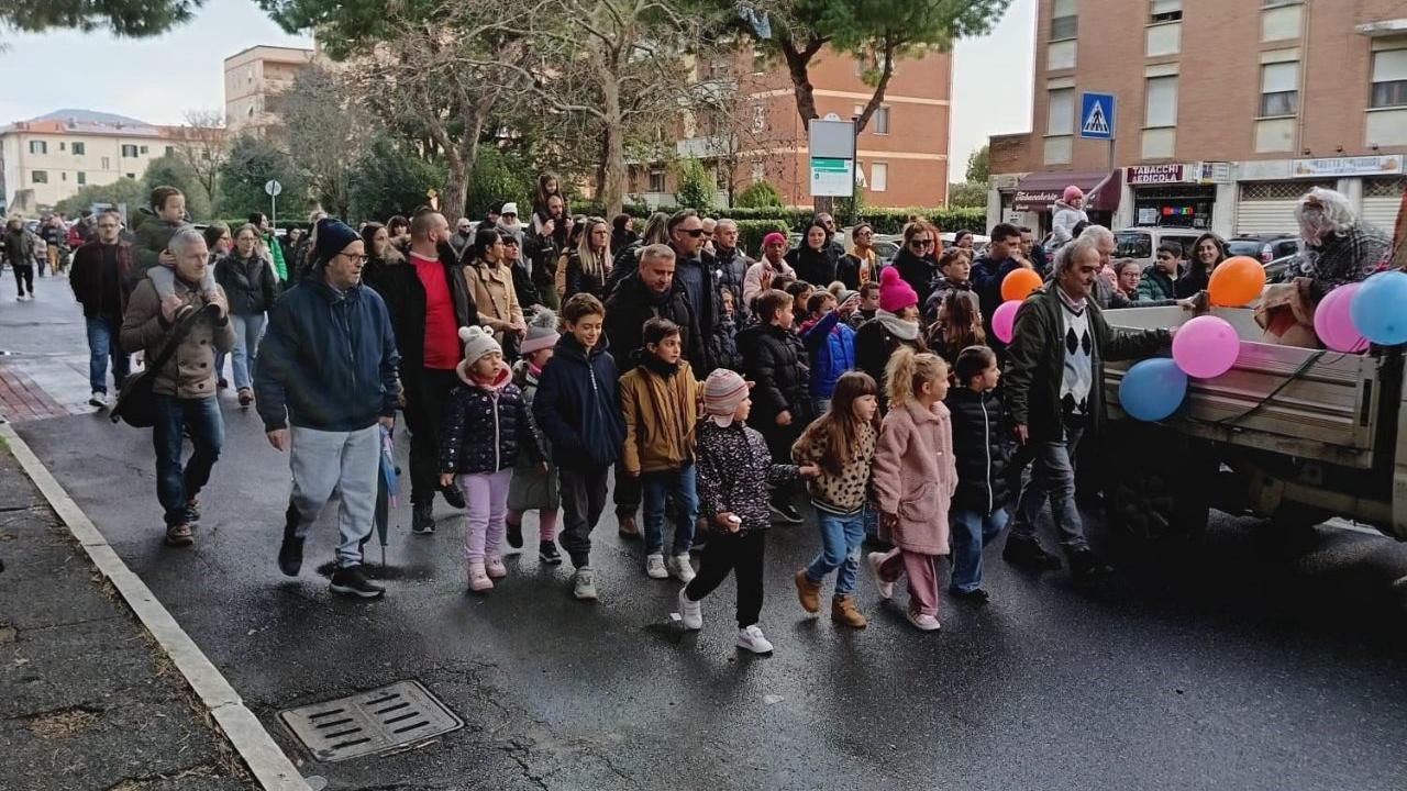 Livorno, la Befana di Salviano: una festa del rione con moltissimi bambini