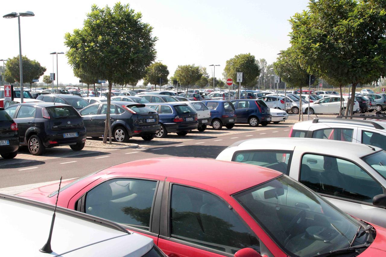 Sosta e posti letto a pagamento: per Cona affare da 2 milioni l’anno