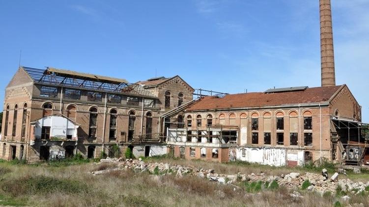L’edificio principale dello zuccherificio (foto servizio Falorni/Silvi)