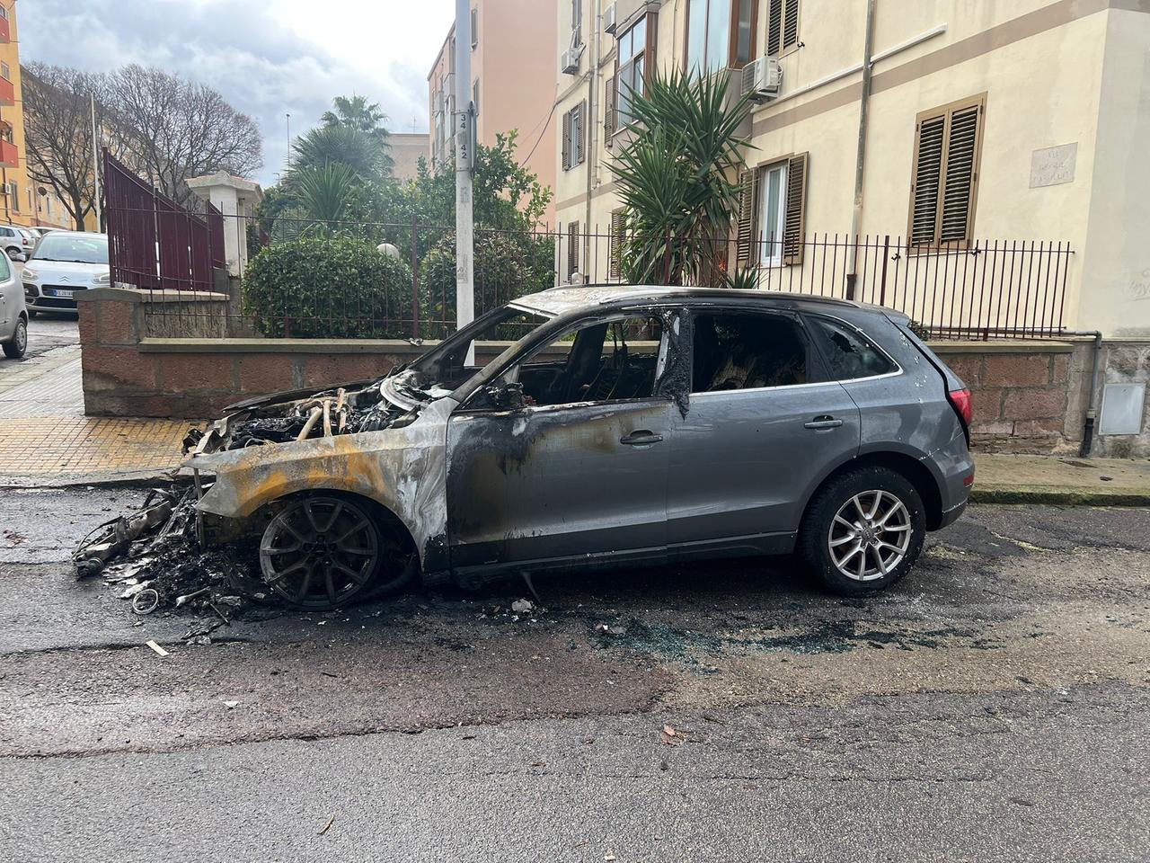 Sassari, la prima auto bruciata nel 2025 è stata data alle fiamme vicino alla Questura