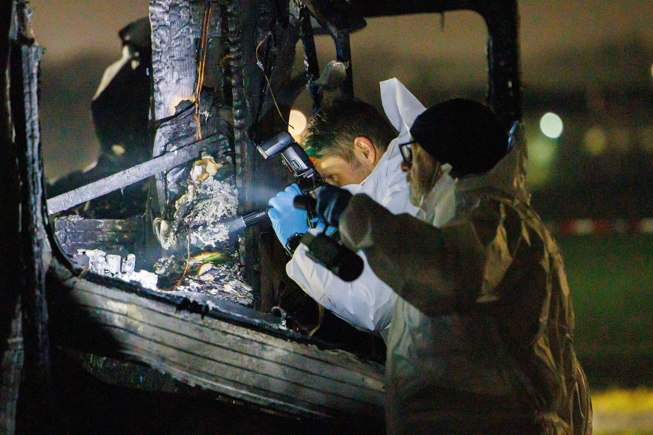 Ferrara, morti nel rogo del camper: «Non archiviate l’indagine»