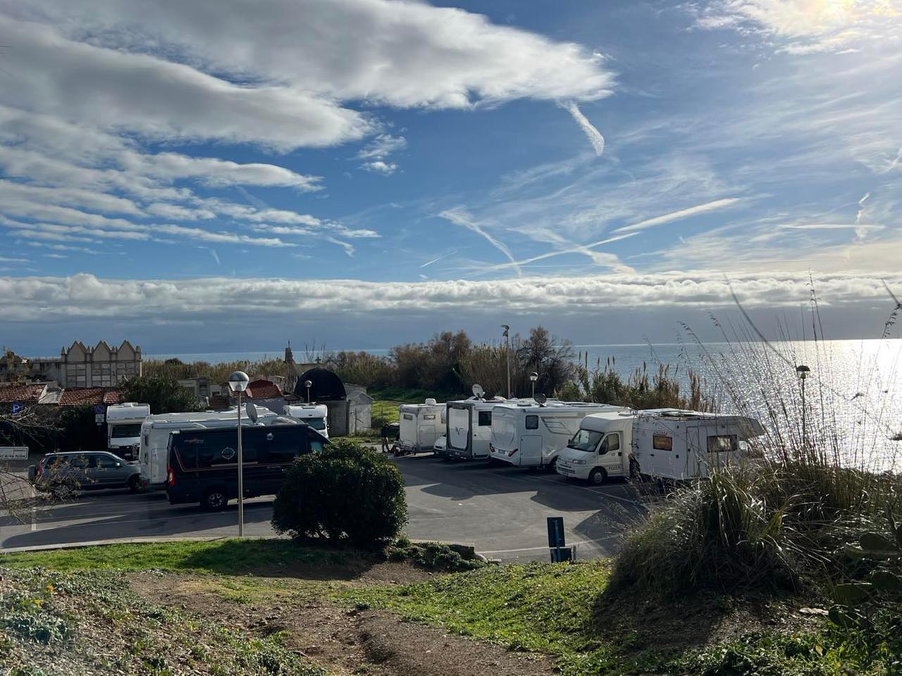 
	Camper parcheggiati nel piazzale del cimitero nel fine settimana dell'Epifania&nbsp;

