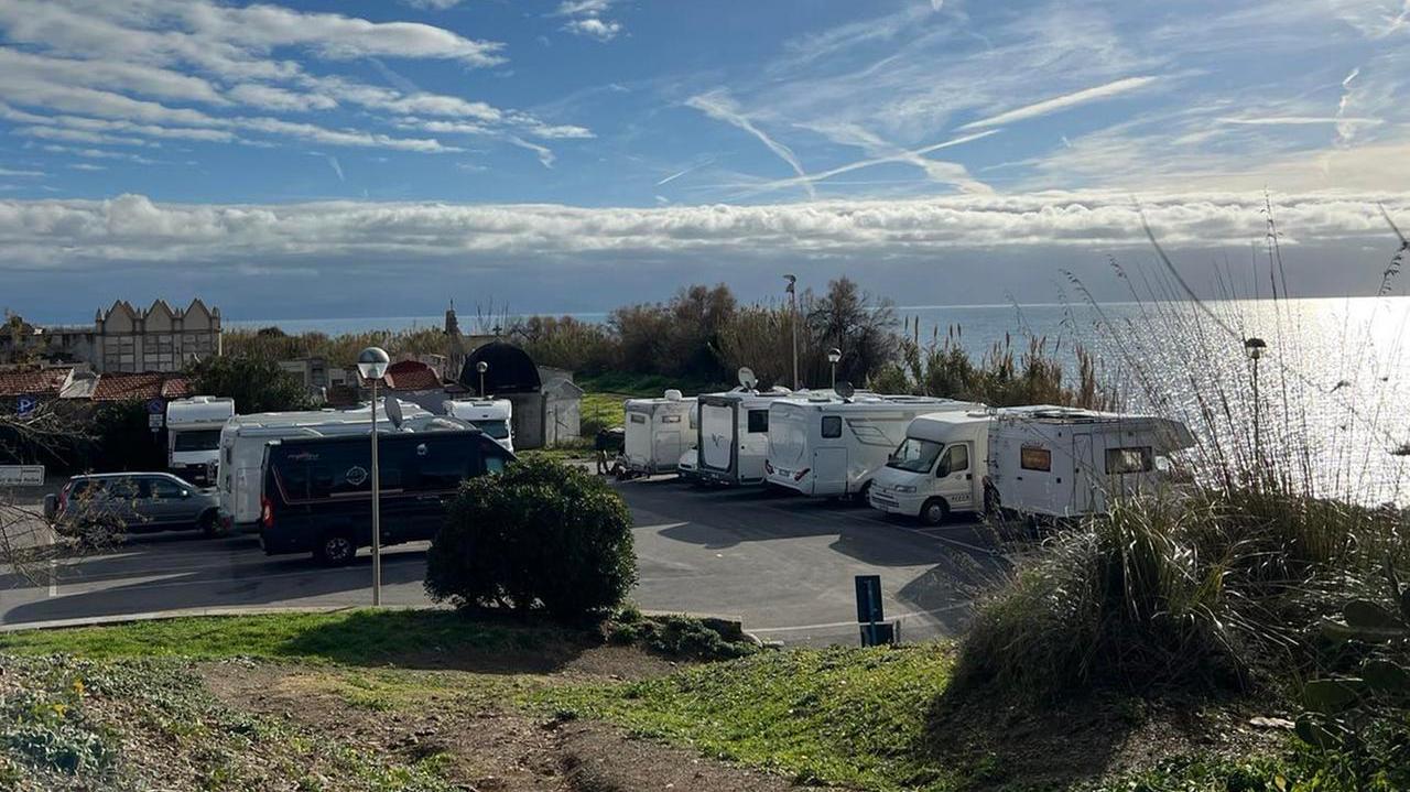 Camper parcheggiati nel piazzale del cimitero nel fine settimana dell'Epifania 