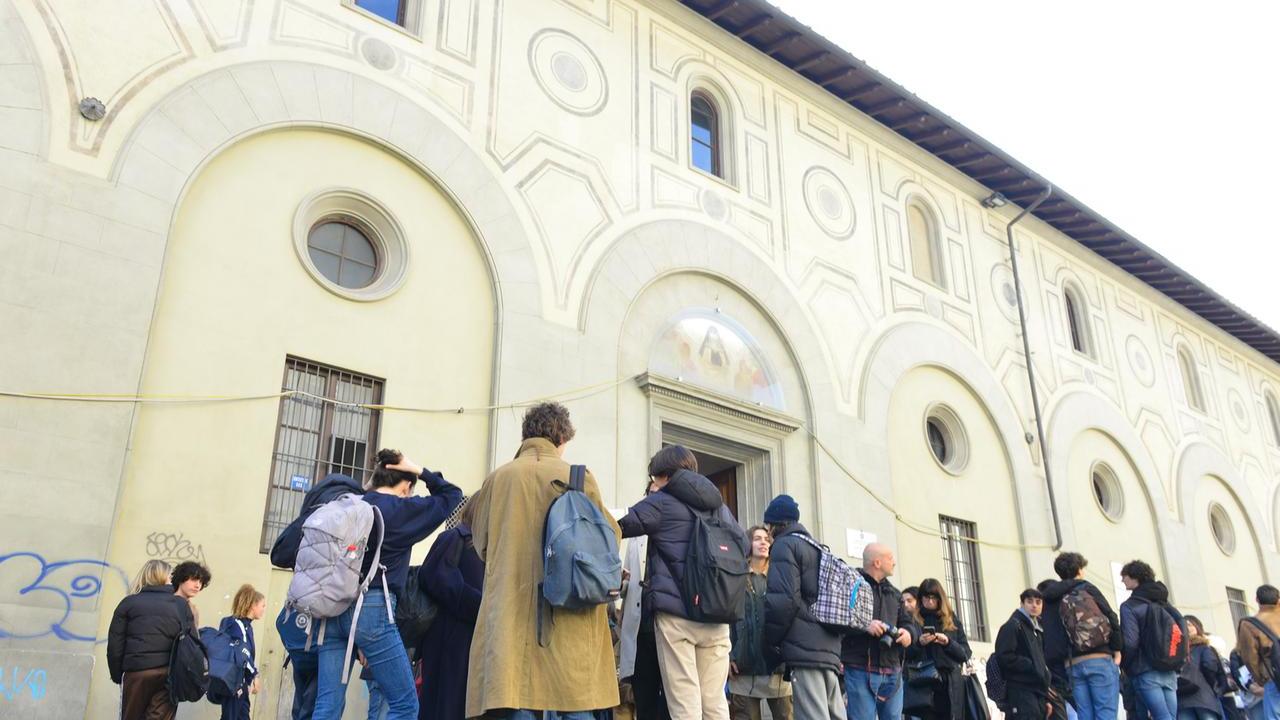 Firenze, trovate svastiche e croci celtiche in un’aula del liceo Michelangiolo