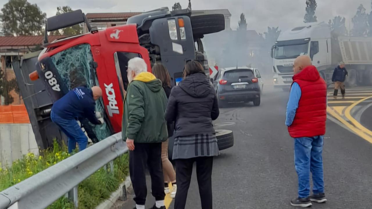 Camion si rovescia sulla statale 195