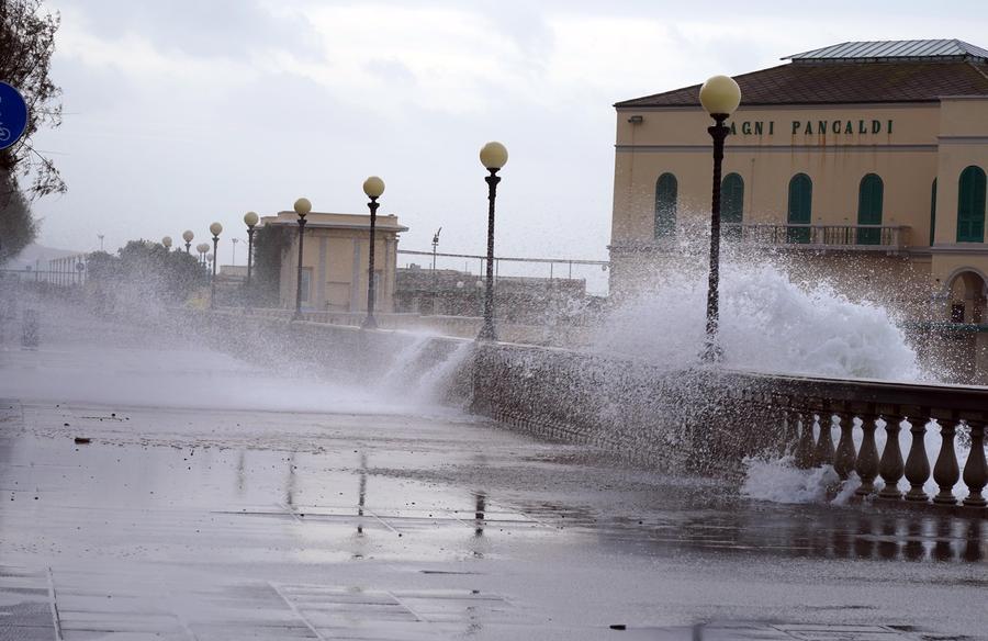 Livorno, raffiche di libeccio fino a 80 chilometri orari e mareggiate