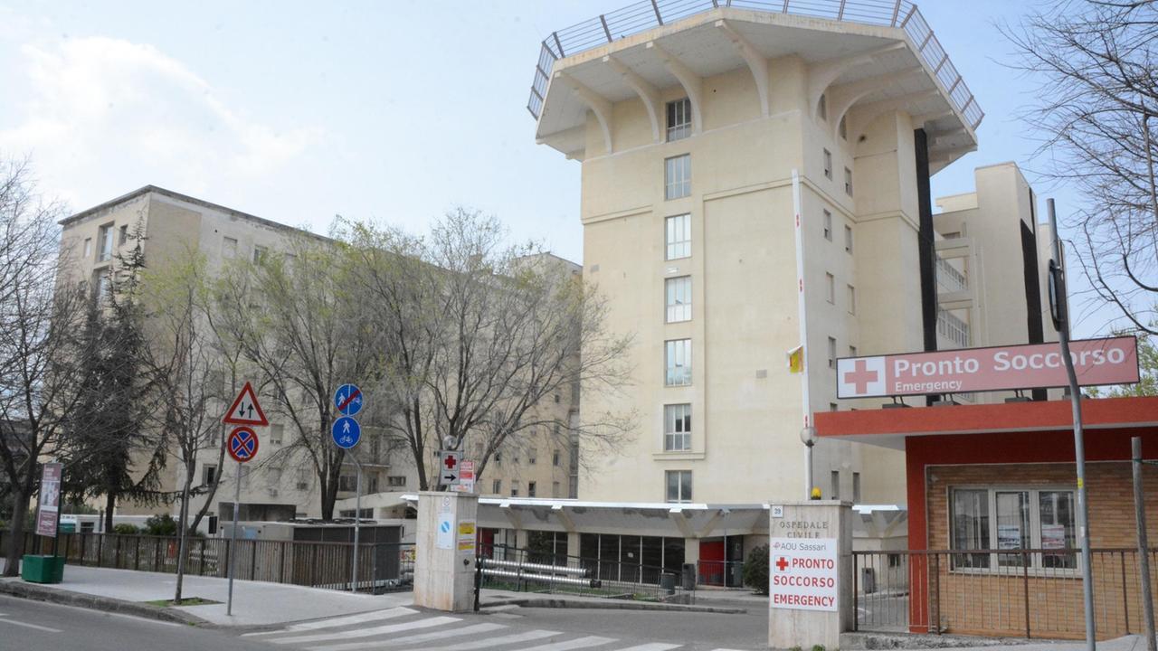 Sassari, al pronto soccorso dà in escandescenze e punta il coltello contro medici e infermieri